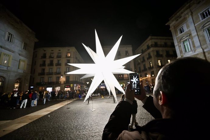 Barcelona pone en marcha 'Origen', la instalación artística navideña con una estrella de 20 puntas