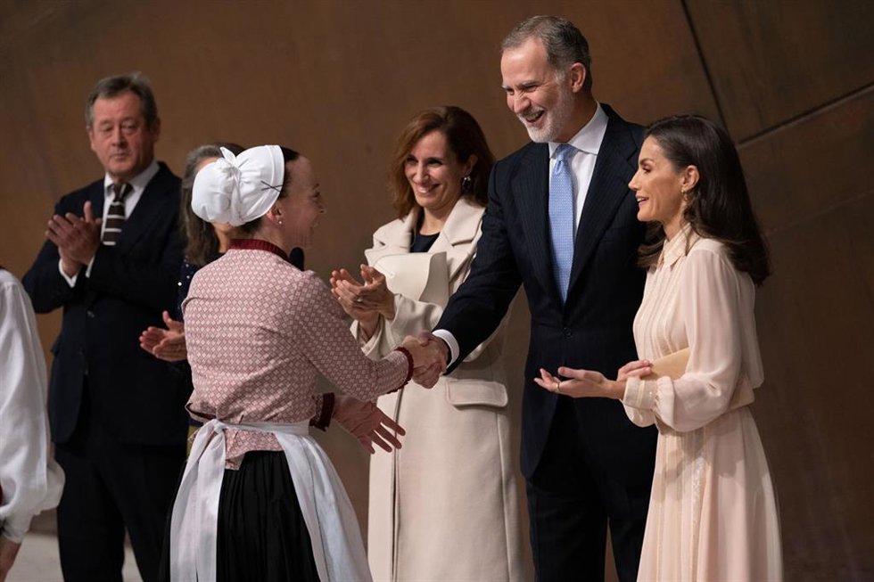El Rey Felipe VI y la Reina Letizia, a su llegada a la representación de la ópera II Trittico, en el Palacio Euskalduna, a 29 de noviembre de 2024, en Bilbao
