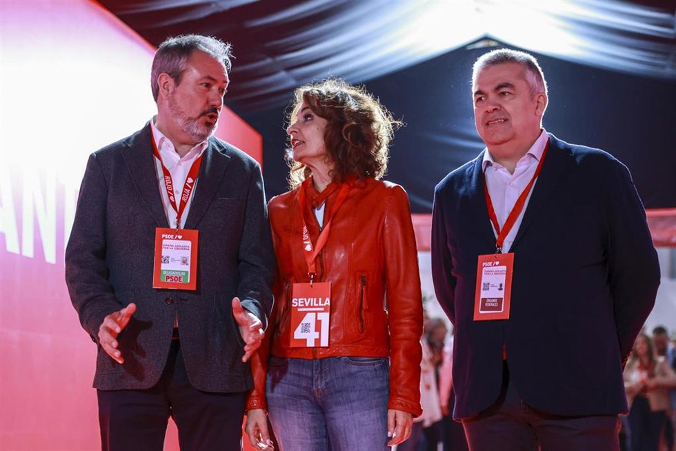 (D-I) El secretario de Organización del PSOE, Santos Cerdán, la vicesecretaria general del PSOE y vicepresidenta primera y ministra de Hacienda del Gobierno de España, María Jesús Montero, y el secretario general del PSOE de Andalucía y portavoz del Gru