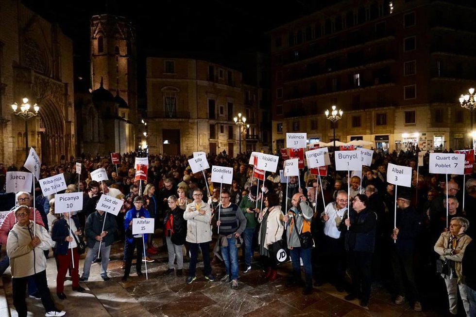 Concentración en la plaza de la Virgen de Valncia para pedir la dimisión de Carlos Mazón, a 29 de noviembre de 2024, un mes después de la riada.