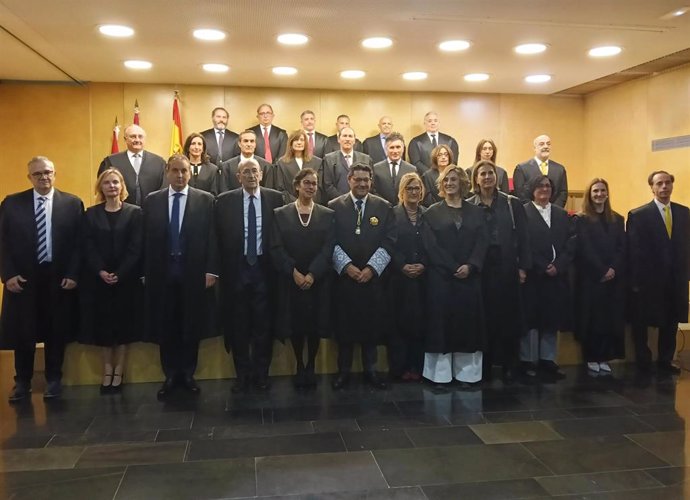 Foto de familia de los abogados que han recibido las insignias de Oro y Plata