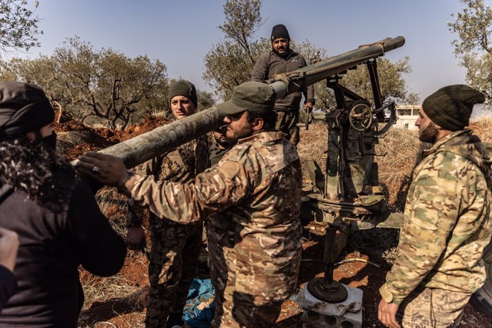 Milicianos preparan misiles Grad para usarlos contra las fuerzas del régimen sirio en Alepo. 