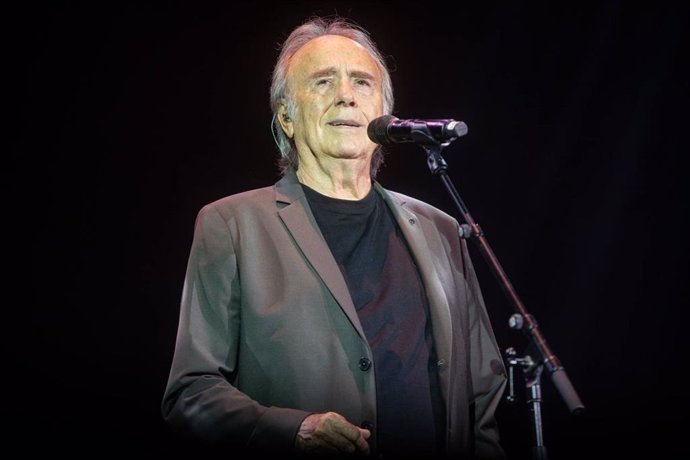 Joan Manuel Serrat abre el concierto 'Barcelona amb València' en el Palau Sant Jordi