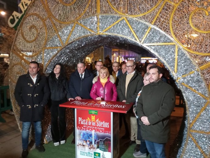 La Consejera De Industria, Comercio Y Empleo De La Junta De Castilla Y León, Leticia García, En El Centro, Durante El Encendido De La Plaza De Los Sueños De Caja Rural En Zamora