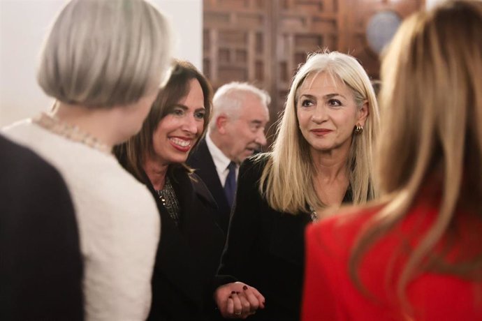 La consejera de Cultura y Deporte, Patricia del Pozo, acompañada por la consejera de Fomento, Articulación del Territorio y Vivienda, Rocío Díaz, en la iglesia de San Cecilio.