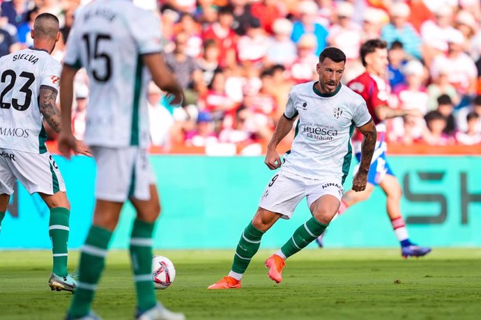 Archivo - Sergi Enrich of SD Huesca in action during the Spanish league, LaLiga Hypermotion, football match played between Granada CF and SD Huesca at Los Carmenes stadium on August 30, 2024, in Granada, Spain.