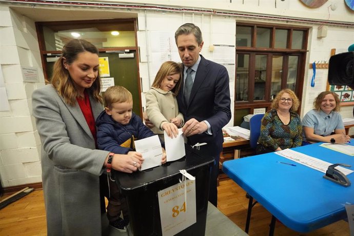 El primer ministro de Irlanda, Simon Harris, vota en las elecciones generales