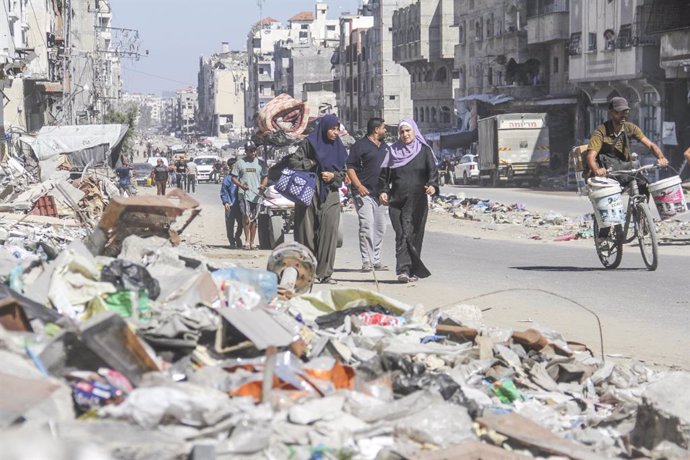 Archivo - October 12, 2024, Gaza City, The Gaza Strip, Palestine: Palestinians walk during the evacuation of the Jabalia refugee camp and the Sheikh Radwan and Abu Iskandar neighborhoods in the northern Gaza Strip on October 12, 2024 amid the ongoing war 