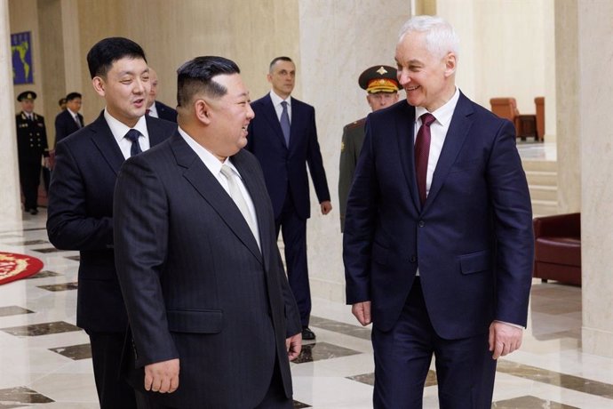 El líder de Corea del Norte, Kim Jong Un, y el ministro de Defensa de Rusia, Andrei Belousov.