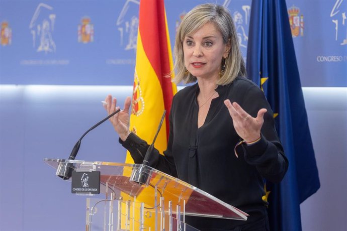 La portavoz de Sumar en el Congreso, Verónica Martínez, durante  una rueda de prensa posterior a la Junta de Portavoces, a 19 de noviembre de 2024, en Madrid (España).