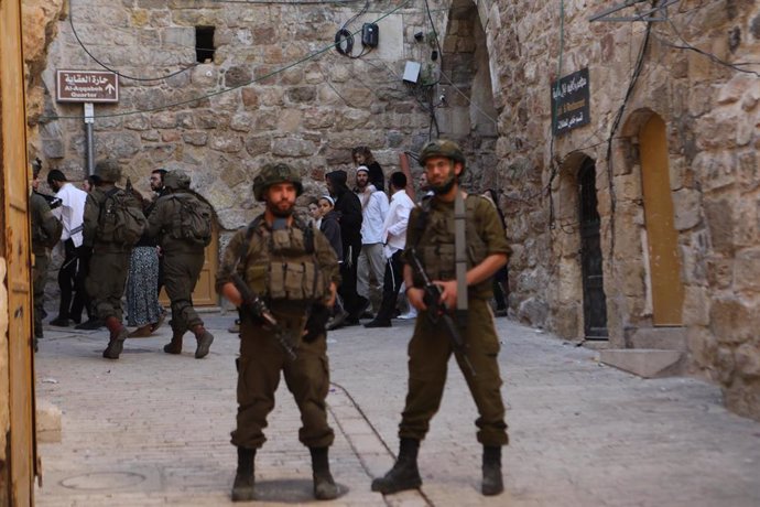 November 16, 2024, Hebron, West Bank, Palestinian Territory: Israeli forces take security measures in the Old City during a raid to provide protection for activist Jewish settlers who want to visit a historical site in Hebron. Tension has been running hig