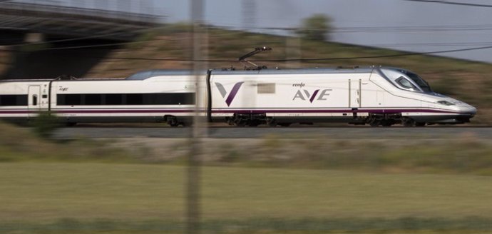 Archivo - Imagen de recurso de un tren AVE.  RENFE 01/12/2023