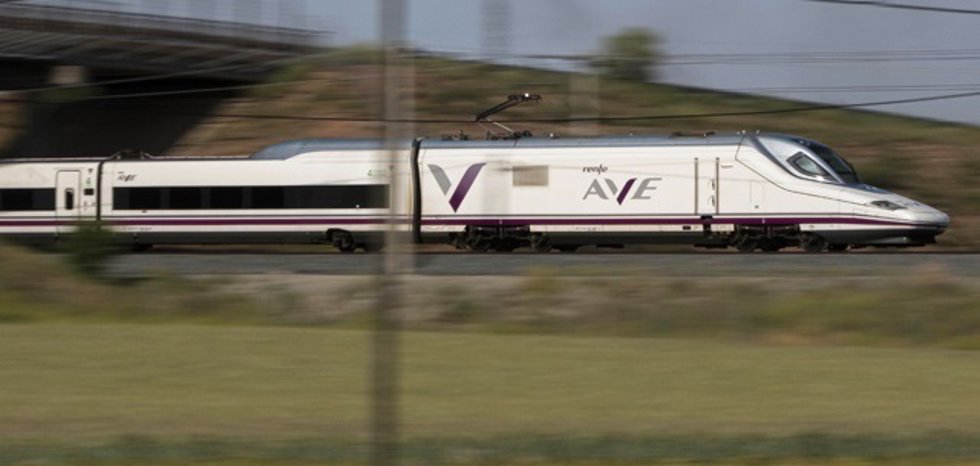 Archivo - Imagen de recurso de un tren AVE.  RENFE 01/12/2023