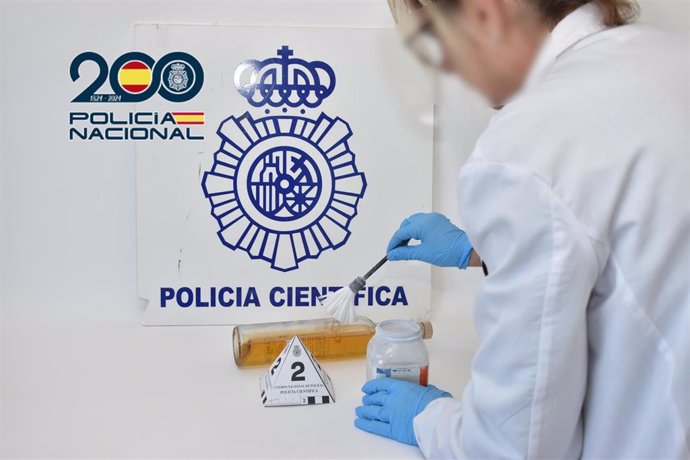 Imagen de una botella intervenida en el lugar del robo en Elche