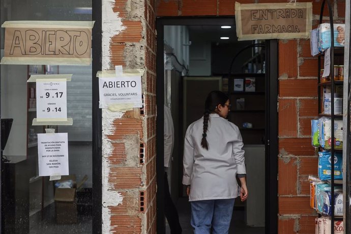 Entrada a una farmacia afectada por la DANA, a 28 de noviembre de 2024, en Paiporta, Valencia (Comunidad Valenciana).