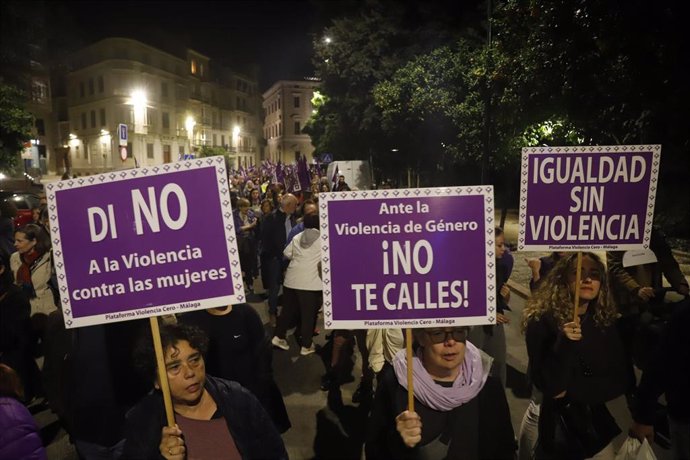 Imágenes de la manifestación con motivo del 25N en Málaga. ARCHIVO.