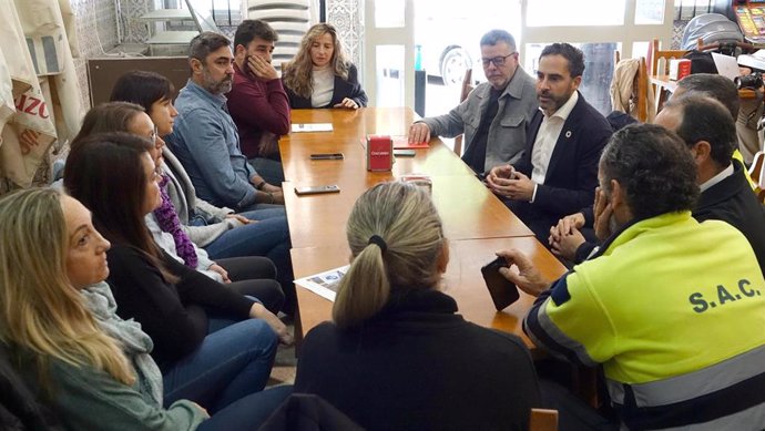 Archivo - Concejales del PSOE con trabajadores de Smassa.