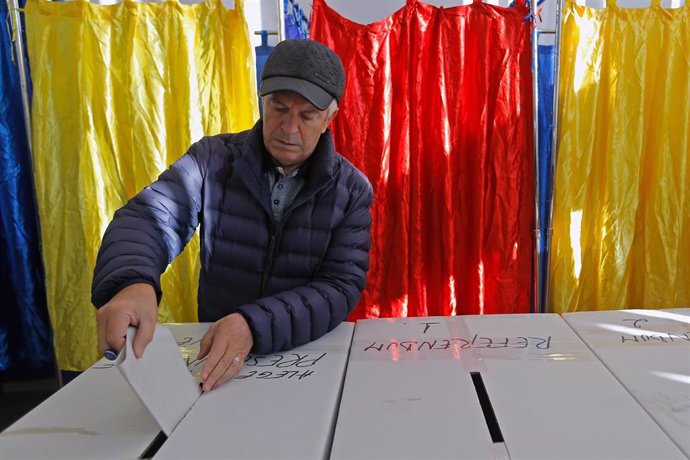 Un hombre vota en la primera vuelta de las presidenciales de Rumanía.