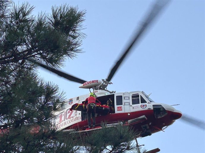 El helicóptero rescata a una mujer tras caer por un talud en Somo