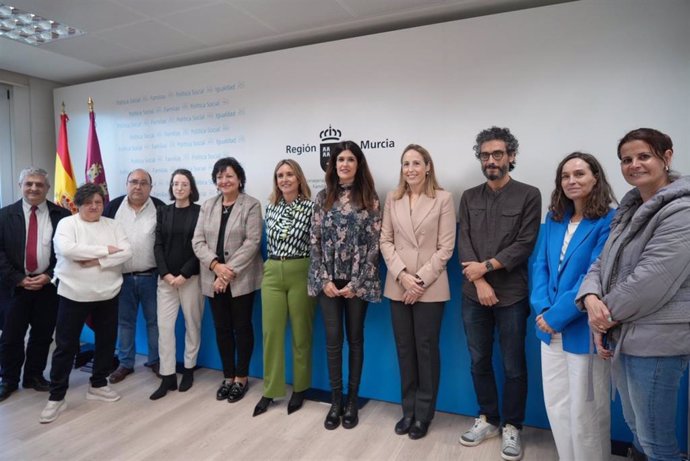 La consejera de Política Social, Conchita Ruiz, junto a los miembros del jurado de los Premios de la Discapacidad.