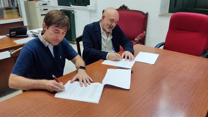 Rafael Bados y Fernando Merlo en la firma del convenio.