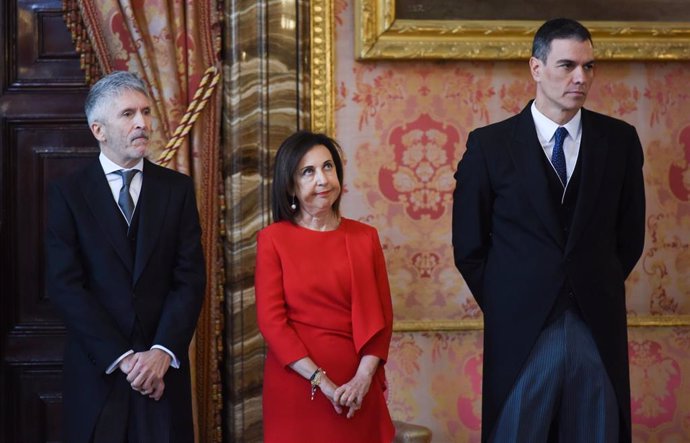 Archivo - (I-D) El ministro de Interior, Fernando Grande-Marlaska, la ministra de Defensa, Margarita Robles y el presidente del Gobierno, Pedro Sánchez, durante la celebración de la Pascua Militar en el Palacio Real, en el Palacio Rea, a 6 de enero de 202