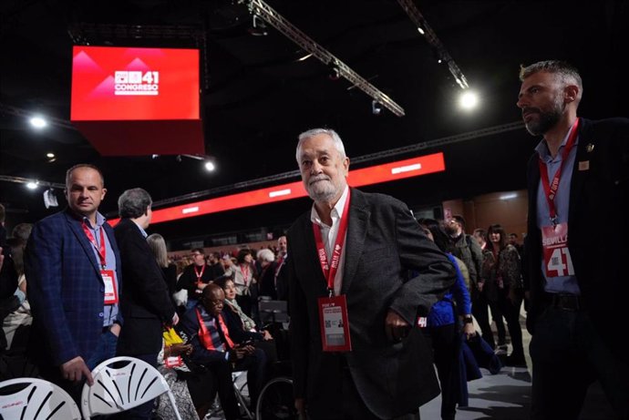 El expresidente de la Junta de Andalucía José Antonio Griñán accede a la inauguración del 41º Congreso del PSOE.