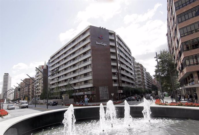 Archivo - Esquina de San Antón con Gran Vía, donde se colocará el árbol