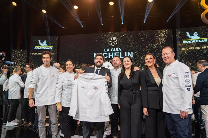 Imagen de la celebración de la Gala de la Guía Michelin 2025 en Murcia, con el presidente de la Comunidad, Fernando López Miras, --tercero por la izquierda-- y la consejera Carmen María Conesa --segunda por la derecha--