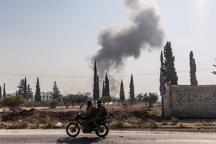 Columna de humo en el noroeste de Siria en el marco de la ofensiva lanzada por grupos rebeldes yihadistas contra el régimen de Bashar al Assad