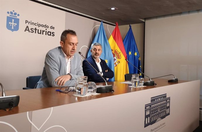 El consejero de Ordenación de Territorio, Urbanismo, Vivienda y Derechos Ciudadanos, Ovidio Zapico, y el consejero de Fomento, Cooperación Local y Prevención de Incendios, Alejandro Calvo, informan en rueda de prensa sobre el proyecto de presupuestos.