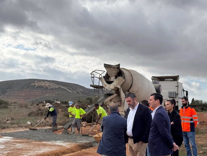 El delegado territorial de Turismo, Cultura y Deporte de la Junta de Andalucía, Juan José Alonso, y el alcalde de Níjar, José Francisco Garrido, durante su visita a las obras de Níjar (Almería).