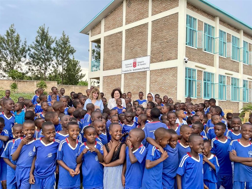 La delegación navarra, encabezada por la consejera Maeztu, visita el proyecto de mejora educativa que las Hermanas de la Caridad de Santa Ana a través de la Fundación Juan Bonal desarrollan para el distrito de Kamonyi, en Ruanda.