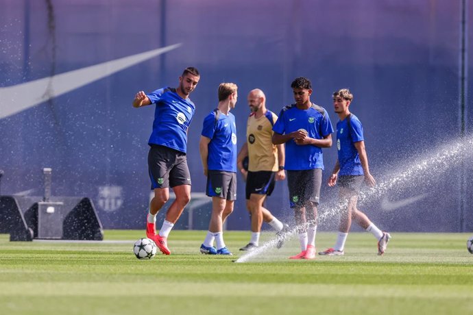 Archivo - Ferran Torres i Lamine Yamal en un entrenament del FC Barcelona