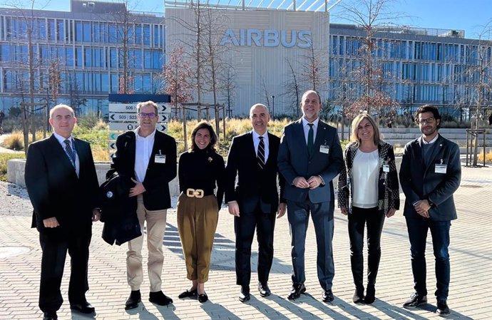 Foto de familia de la UJA y Airbus España en las instalaciones de la compañía en Getafe.