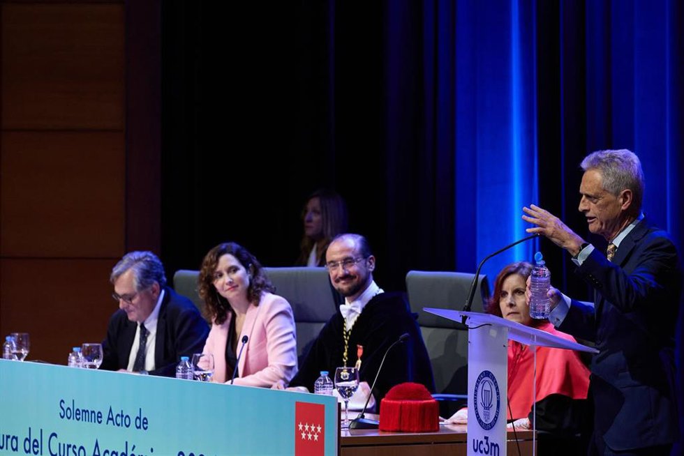 Archivo - La presidenta de la Comunidad de Madrid, Isabel Díaz Ayuso, y el rector de la Universidad Carlos III de Madrid, Ángel Ariasl, durante el acto de apertura del curso de las universidades madrileñas, a 19 de septiembre de 2024, en Getafe, Madrid