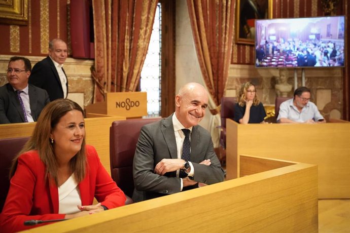 Archivo - El portavoz municipal del PSOE, Antonio Muñoz, y la portavoz adjunta del PSOE municial, Sonia Gaya, en el pleno.