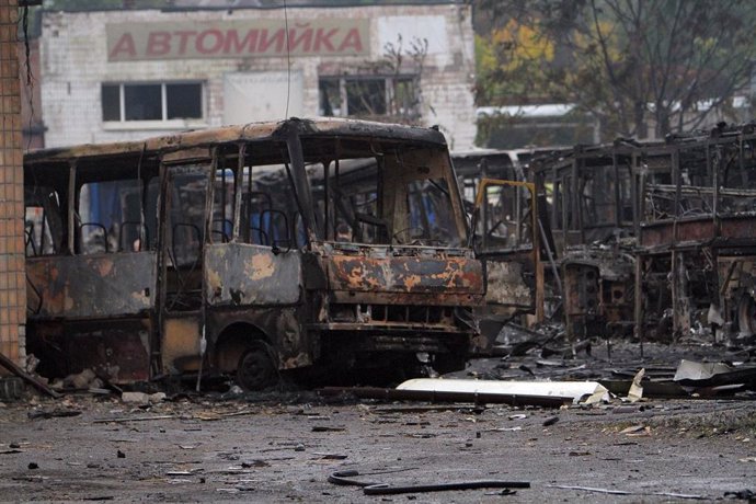 Archivo - Imagen de archivo de autobuses calcinados en Ucrania tras un ataque de las Fuerzas Armadas de Rusia