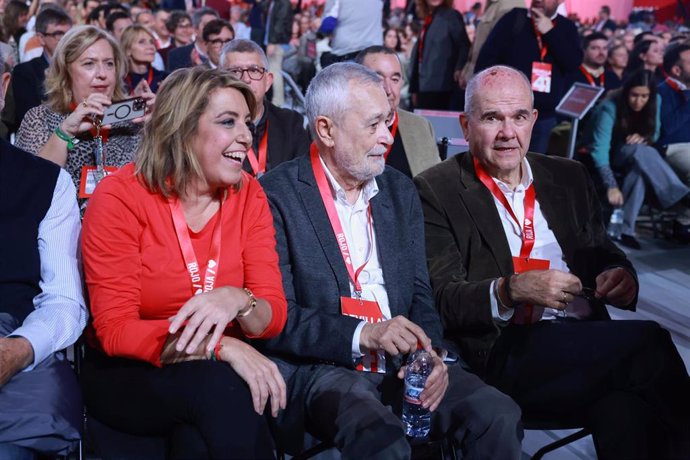 Los expresidentes socialistas de la Junta de Andalucía Manuel Chaves (d) y José Antonio Griñán (c) , junto a la ex presidenta de la Junta de Andalucía, Susana Díaz, durante la inauguración del 41º Congreso Federal del PSOE en el Palacio de Congresos y Exp