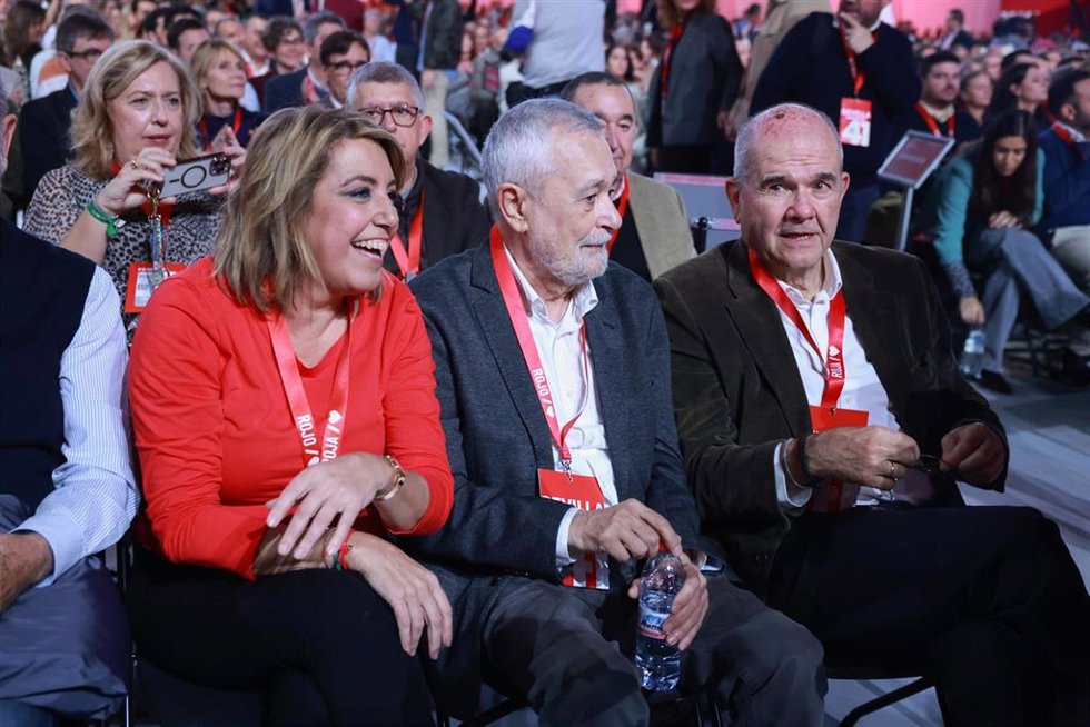 Los expresidentes socialistas de la Junta de Andalucía Manuel Chaves (d) y José Antonio Griñán (c) , junto a la ex presidenta de la Junta de Andalucía, Susana Díaz, durante la inauguración del 41 Congreso Federal del PSOE en el Palacio de Congresos y E