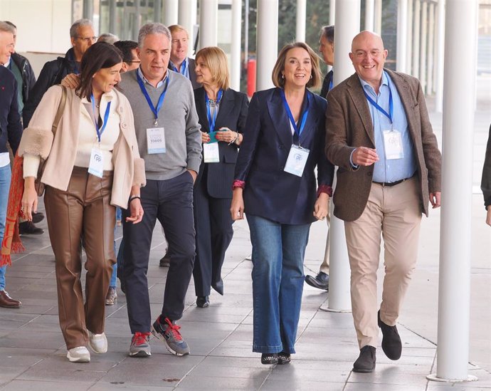 El vicesecretario de Coordinación Autonómica y Local del PP, Elías Bendodo, la secretaria general del PP, Cuca Gamarra, y el alcalde de Valladolid, Jesús Julio Carnero, durante la XXVII Intermunicipal del PP,