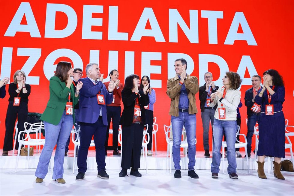 El presidente del Gobierno y secretario general, Pedro Sánchez, durante la inauguración del 41 Congreso Federal del PSOE en el Palacio de Congresos y Exposiciones, a 30 de noviembre de 2024 en Sevilla (Andalucía, España). El PSOE inaugura su 41 Congres