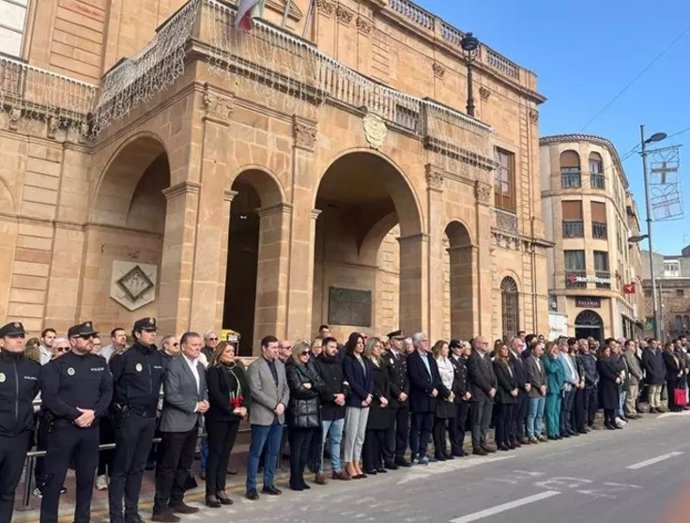 Concentración ante el Ayuntamiento de Linares en repulsa por el asesinato del menor de dos años.