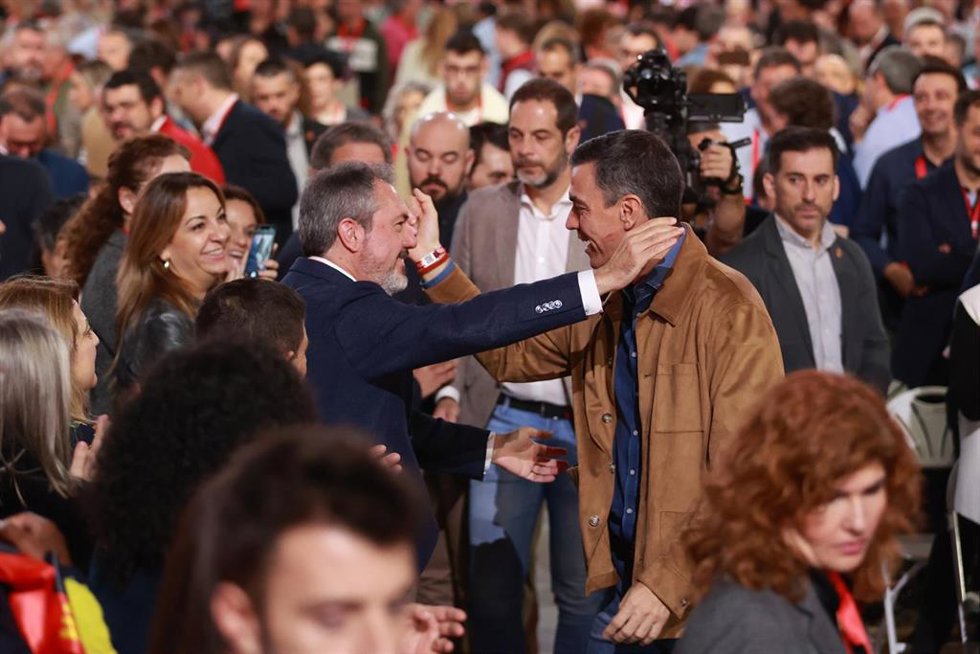 El presidente del Gobierno y secretario general, Pedro Sánchez (d), saluda al secretario general del PSOE-A, Juan Espadas (i), durante la inauguración del 41 Congreso Federal del PSOE en el Palacio de Congresos y Exposiciones, a 30 de noviembre de 2024