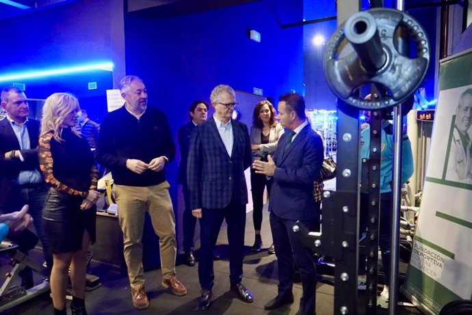 Víctor Martínez, alcalde de Santomera, ha inaugurado este espacio junto a Juan José Pedreño, consejero de Salud, y Alberto González-Costea, presidente de la Fundación Never Surrender