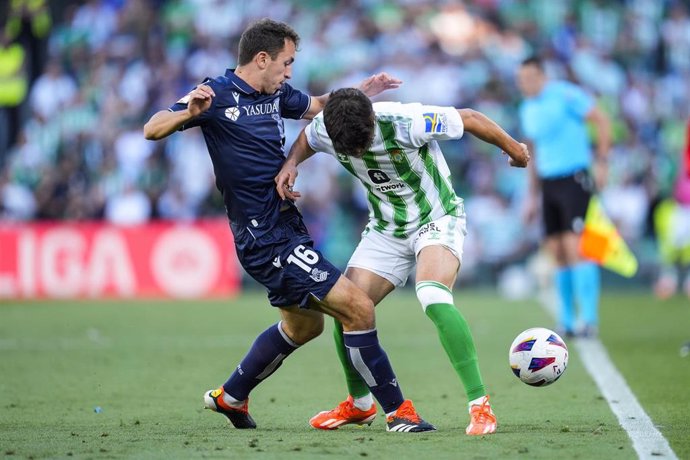 Archivo - Ez Abde of Real Betis in action during the Spanish league, La Liga EA Sports, football match played between Real Betis and Real Sociedad at Benito Villamarin stadium on May 19, 2024, in Sevilla, Spain.