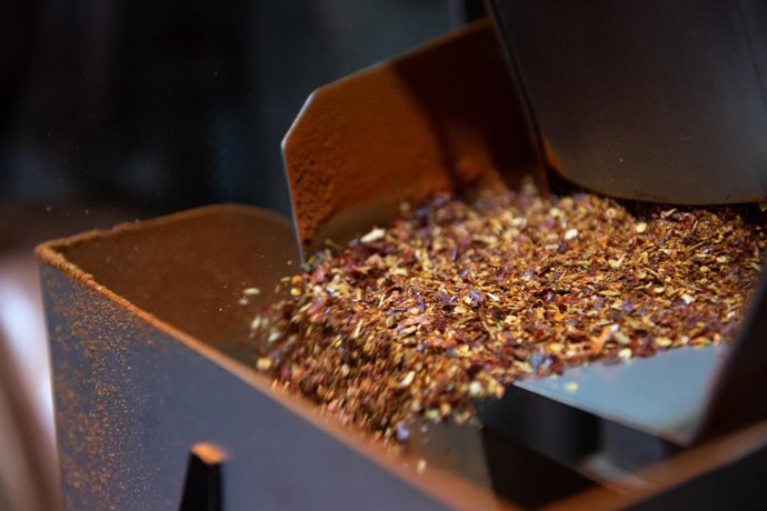 Archivo - Un molino convierte el pimiento en pimentón, en una fábrica de Cáceres. Imagen de archivo