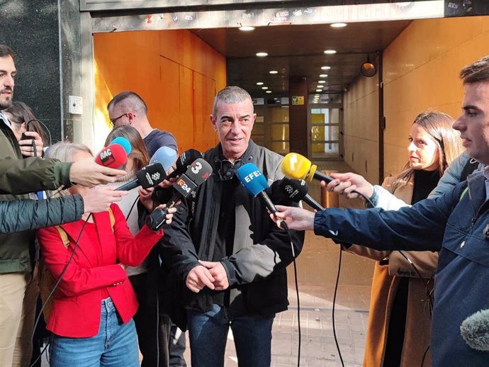 El candidato de 'Nova Esquerra Nacional' a presidir ERC tras votar para el congreso del partido, en la sede central de los republicanos en Barcelona (Catalunya), a 30 de noviembre de 2024