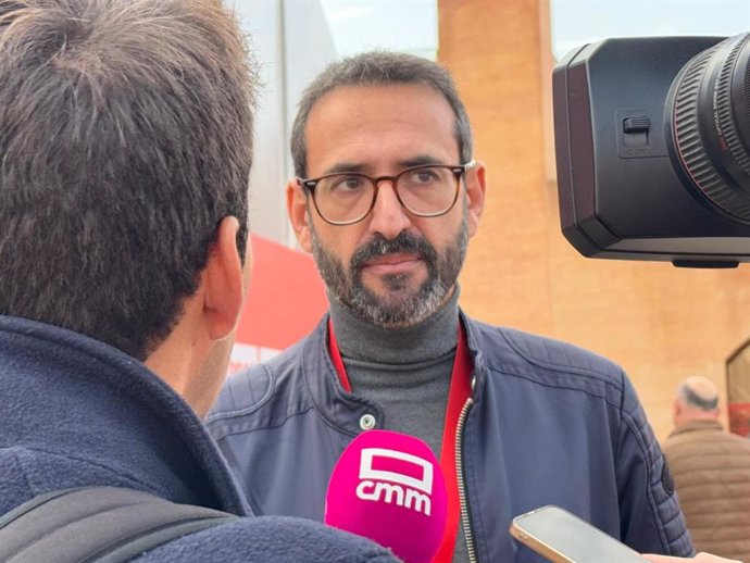 El secretario de Organización del PSOE de Castilla-La Mancha, Sergio Gutiérrez, atiende a los medios a las puertas del Congreso Federal del PSOE en Sevilla.