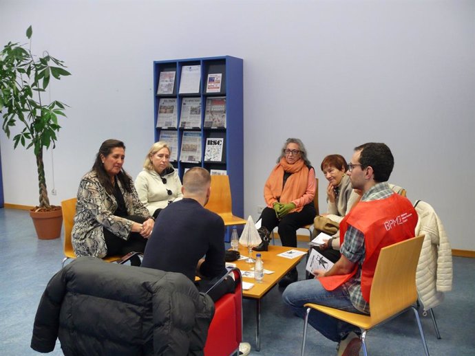 La concejal de Educación, Paloma Espinosa, junto a la presidenta de la Junta Municipal Oliver-Valdefierro, la concejal Pilar Cortés, este sábado en la biblioteca Biblioteca Vientos del Pueblo del Oliver.